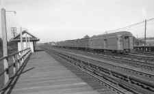 Station-Rego-Park-MU-Train_viewW_1952_Edwards-Keller.jpg (60805 bytes)