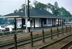 Sayville-Station_viewSW_9-29-87_EdwardHand.jpg (113958 bytes)