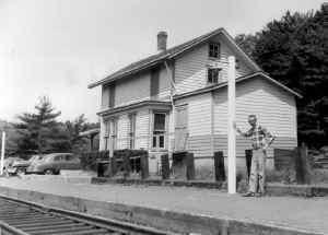 Station-Setauket-Bob-Emery-c.1958_Slade-Huneke.jpg (104880 bytes)