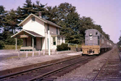 Station-Setauket-FM 1501-Train-Westbound-1955 (Color) (Higginbotham-Keller).jpg (119932 bytes)