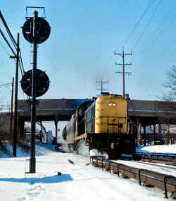 Train-4524_RS3-1553_Mineola_1-02-1971-White Christmas leave-Army_Makse.jpg (126796 bytes)