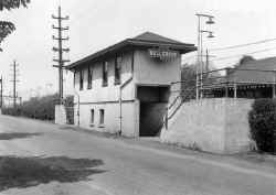 Bellerose-Station_eastbound-shelter_viewW-1939_ArtHuenke.jpg (60410 bytes)