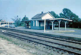 Bellport-Station_viewSE_1962_Huneke.jpg (73424 bytes)
