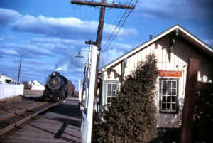 H10s-108-Freight-West-Past-Southold-12-1954.jpg (92919 bytes)