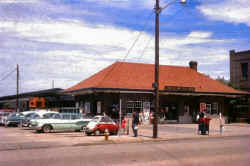 Hempstead-Station_viewN_1960.jpg (61389 bytes)