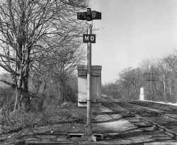 Signal-MO-Center Moriches-View W from End of Sta Platform-04-70 (Keller-Keller).jpg (189963 bytes)