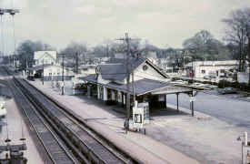 Station-Amityville-Road-n-Rail-Bus - 6-1964.jpg (101804 bytes)
