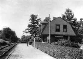 Station-Flowerfield-View W - c. 1927 (Osborne-Huneke).JPG (92056 bytes)