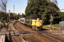 F7am-622-Train Westbound at Sta-Stony Brook-View E-06-94 (Keller).jpg (180557 bytes)
