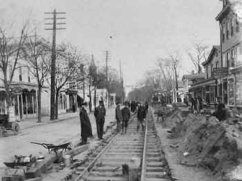 Suffolk-Traction_Patchogue-East Main St_track-laying_11-27-07.jpg (111649 bytes)