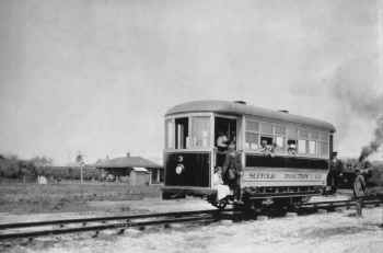SuffolkTractionCo-BatteryCarNo.3-Sta-Holtsville-Train time-1913.jpg (67501 bytes)