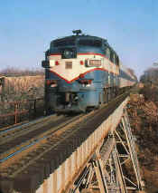 FA2-615-ViewE_Train-Trestle-Bread-Cheese-Hollow-Rd_Kings-Park-11-1980.jpg (87856 bytes)