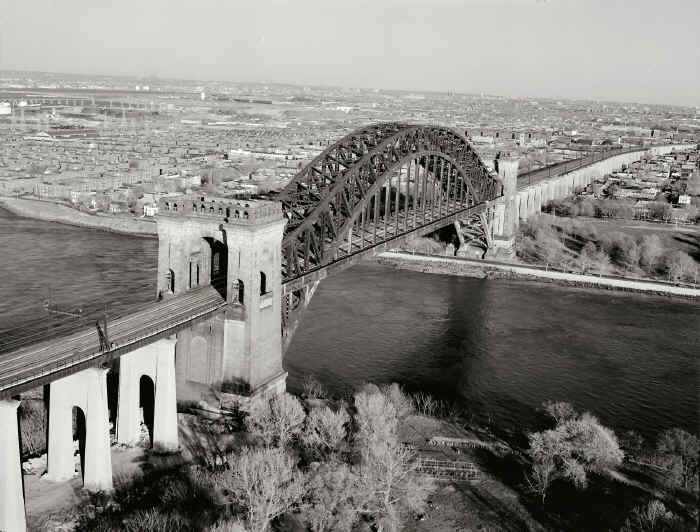 Hell-Gate-Bridge_viewSE-1968_(Boucher-Library of Congress).jpg (362213 bytes)