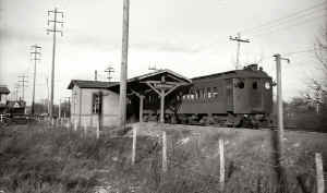 MU 2-Car Shuttle at Sta - Lakeview, NY (View NE) - c. 1935 (Keller).jpg (81834 bytes)