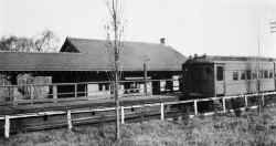 16-Whitestone Br-MU Train WB at Sta-Malba-View NE - c. 1925 (Osborne-Keller).jpg (91863 bytes)