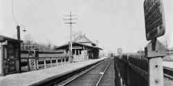 22-Whitestone Br-Station-Staff Cabin W-Whitestone Ldg-View N (RR East) - c. 1925 (Osborne-Keller).jpg (60664 bytes)
