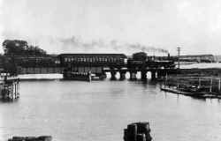 Flushing-Creek-Bridge_Whitestone-Branch_train-eastbound_c.1890.jpg (69807 bytes)