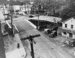 Two-bridges_abandoned-Whitestone-branch_150th-Murray-Streets_Whitestone_05081935_IrvingKaufman.jpg (58903 bytes)