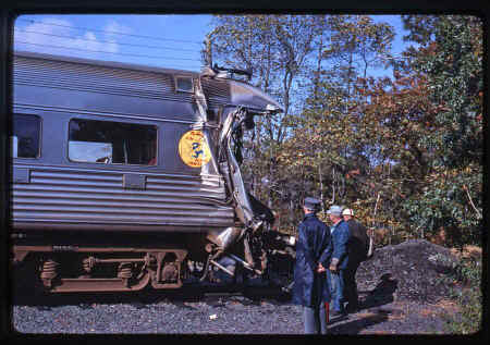 BUDD RDC Wreck-Holtsville - 1967.jpg (161695 bytes)