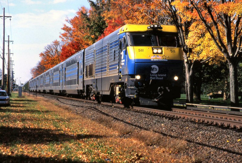 [Image: DM30AC-511-Train-East-Pinelawn-10-2009_(...eller).jpg]