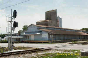 seed-fertilizer-plant-closed_Plant-City_6-2-02_SteveLynch.jpg (61173 bytes)