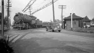 1-SIRT-CNJ 0-8-0 311-Switching Cars on SIRT Tracks at SIRT-CNJ Interchange-Cranford Jct. - c. 1946.jpg (110510 bytes)